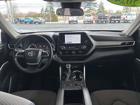 Used 2024 Toyota Highlander LE image 23