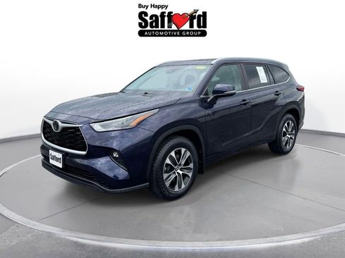 Used 2023 Toyota Highlander XLE FWD image 1