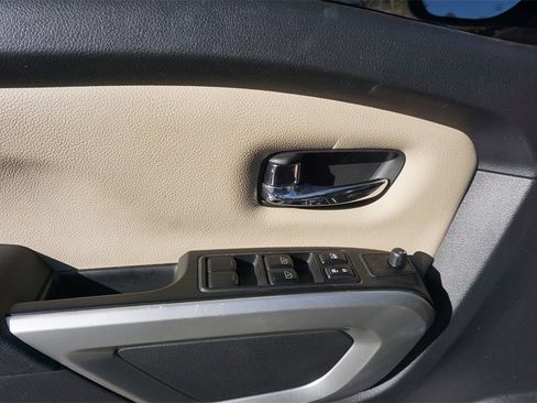 Used 2017 Nissan Titan SV image 4