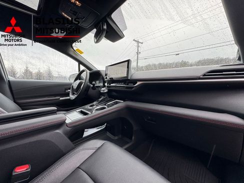 Used 2025 Toyota Sienna XSE w/ XSE Plus Package image 18