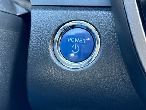 Used 2020 Toyota Camry LE image 32