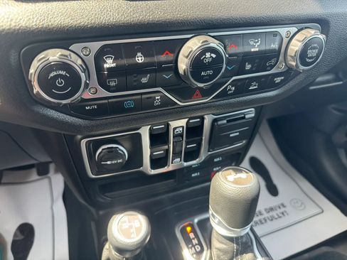 Used 2024 Jeep Wrangler Unlimited w/ Convenience Group AWD/4WD image 9