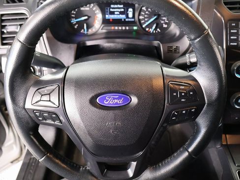 Used 2018 Ford Explorer XLT image 3