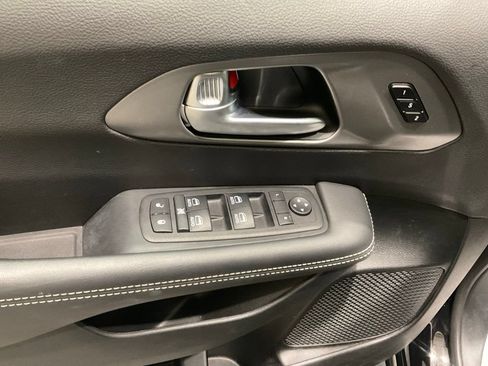 Used 2025 Chrysler Pacifica Select FWD image 5