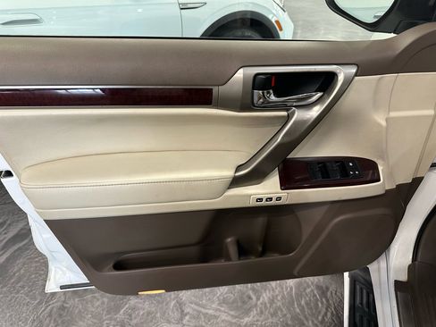 Used 2018 Lexus GX 460 Premium w/ Premium Package image 9