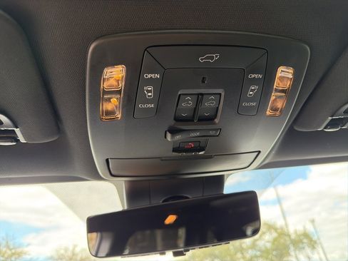 Used 2025 Toyota Sienna Limited image 19