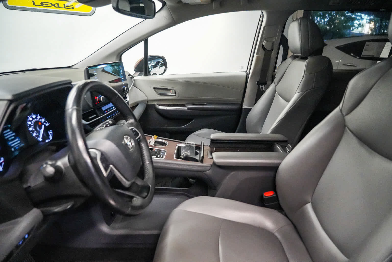 Used 2021 Toyota Sienna XLE AWD/4WD image 18