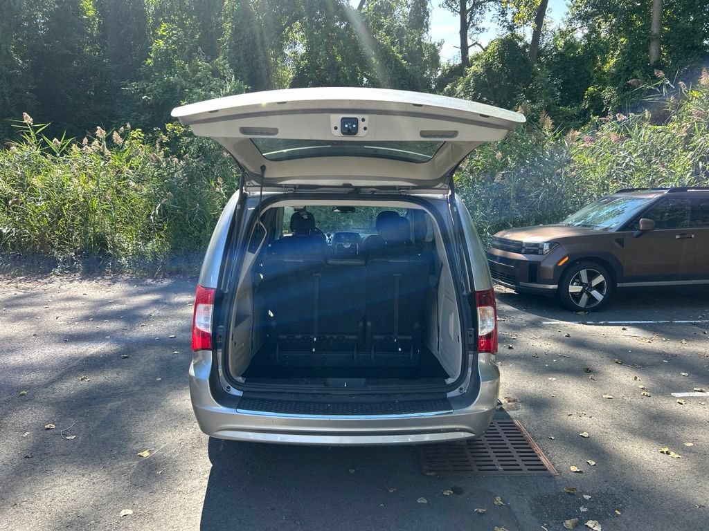 Used 2013 Chrysler Town & Country Touring FWD image 28