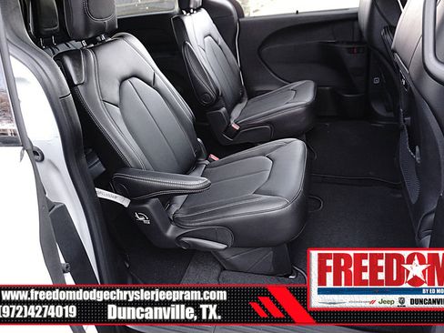 New 2026 Chrysler Pacifica Select image 17