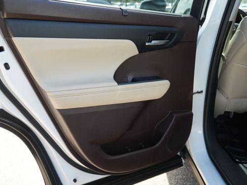 Used 2022 Toyota Highlander XLE FWD image 18