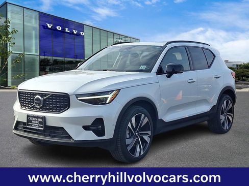 Certified 2025 Volvo XC40 B5 Plus w/ Protection Package Premier image 4