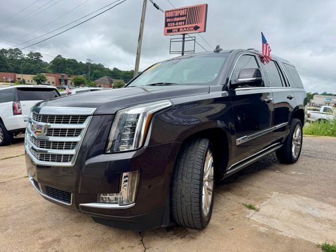 Used 2017 Cadillac Escalade Premium Luxury AWD/4WD image 4