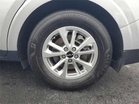 Certified 2023 Kia Carnival LX image 7