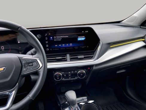 Used 2024 Chevrolet Trax LT w/ Sunroof Package FWD image 7