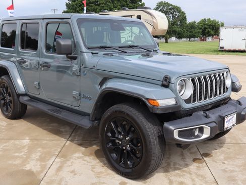 Used 2025 Jeep Wrangler Unlimited Sahara AWD/4WD image 3