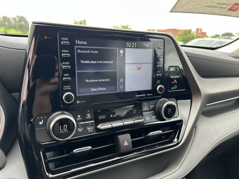 Used 2020 Toyota Highlander XLE AWD/4WD image 28