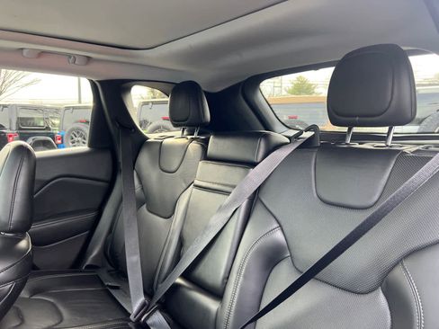 Used 2019 Jeep Cherokee Limited image 32