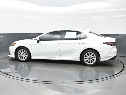 Used 2022 Toyota Camry LE FWD image 3