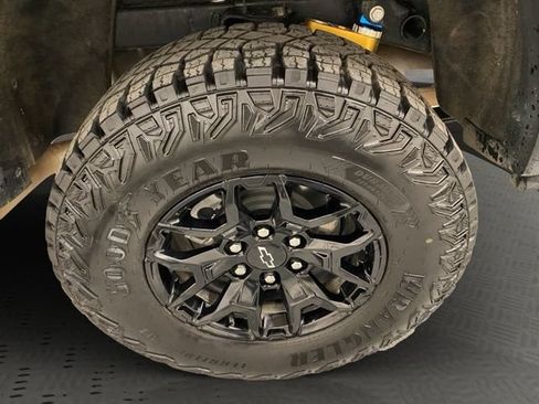 Used 2025 Chevrolet Colorado ZR2 w/ Midnight Edition AWD/4WD image 39