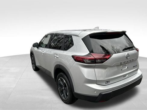 Used 2024 Nissan Rogue SV image 3