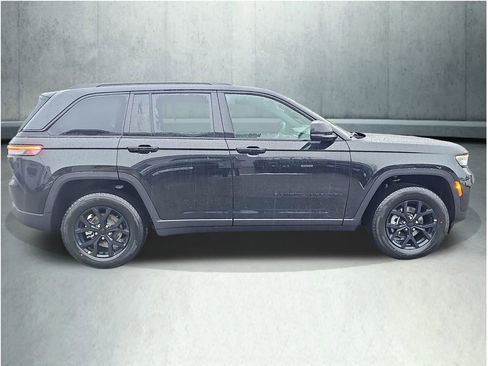 New 2025 Jeep Grand Cherokee 4WD image 6
