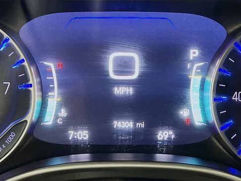 Used 2024 Chrysler Pacifica Touring-L image 15