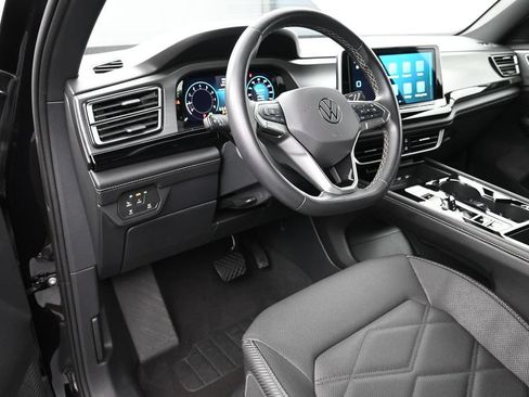 Used 2024 Volkswagen Atlas Cross Sport SE FWD image 4