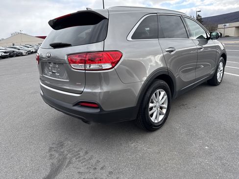 Used 2017 Kia Sorento LX w/ LX Convenience Package image 3