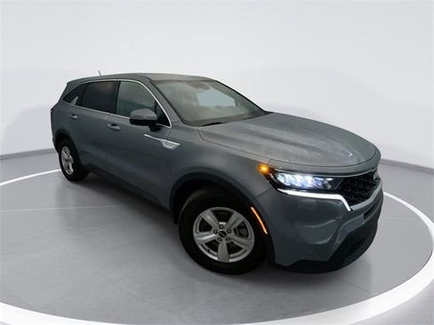 Used 2023 Kia Sorento LX image 1