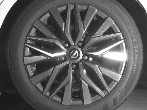Used 2025 Nissan Altima 2.5 SV FWD image 11