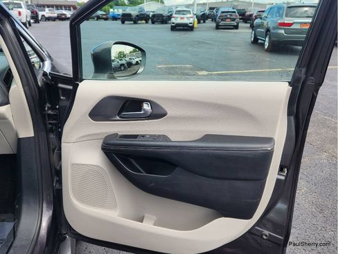 Used 2022 Chrysler Pacifica Touring-L FWD image 48