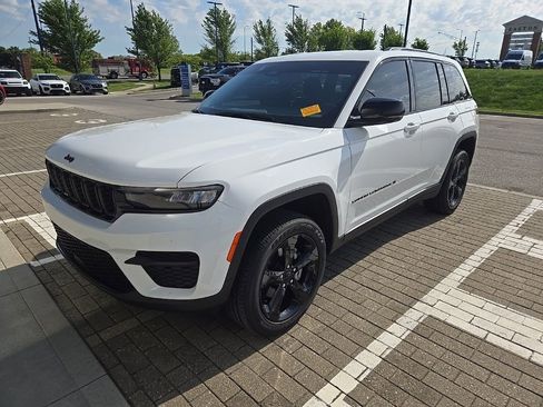 Used 2024 Jeep Grand Cherokee Altitude AWD/4WD image 1