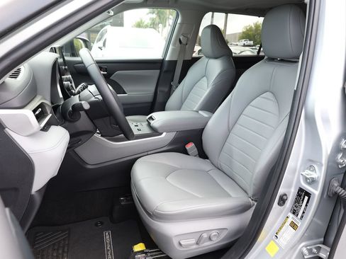 Used 2023 Toyota Highlander XLE FWD image 14