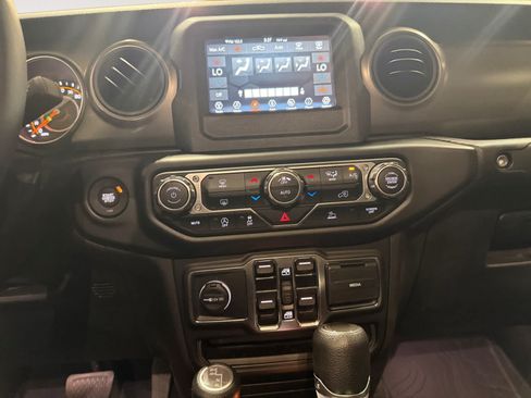 Used 2023 Jeep Gladiator Sport AWD/4WD image 12