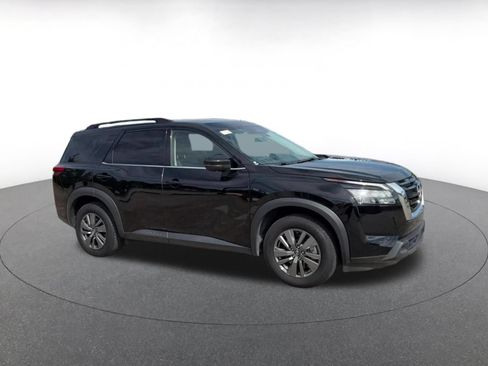 Used 2025 Nissan Pathfinder SV FWD image 2