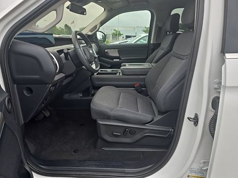 Used 2025 Ford Expedition Active AWD/4WD image 3