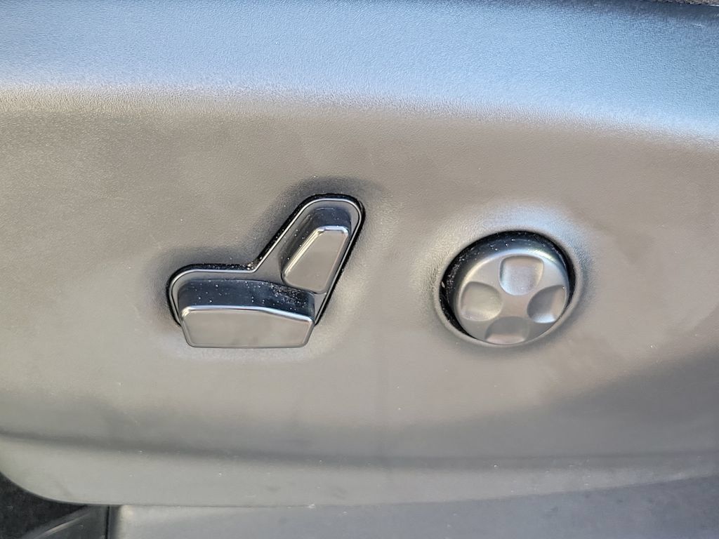 Used 2024 Chrysler Voyager LX FWD image 18