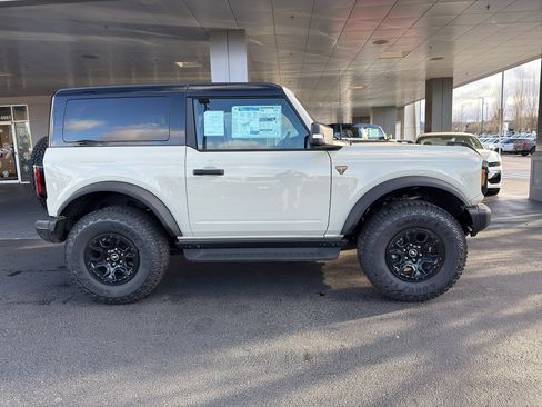 New 2025 Ford Bronco Badlands image 3