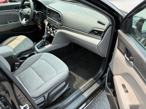 Used 2019 Hyundai Elantra SE FWD image 17
