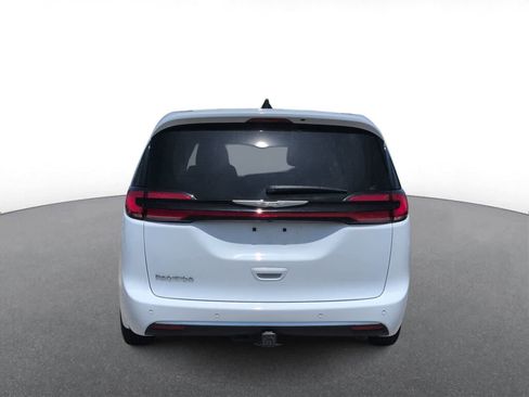 Used 2023 Chrysler Pacifica Touring-L FWD image 7