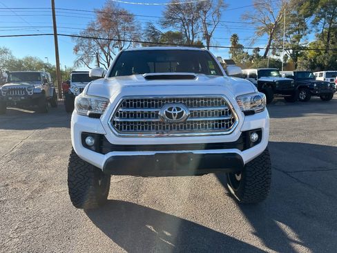 Used 2016 Toyota Tacoma TRD Sport image 12