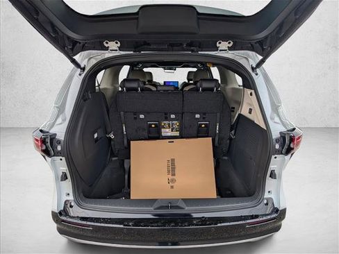 New 2026 Toyota Sienna Platinum image 9