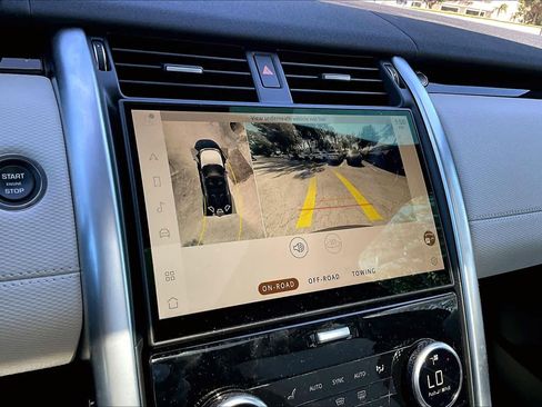 Used 2023 Land Rover Discovery Metropolitan Edition image 24