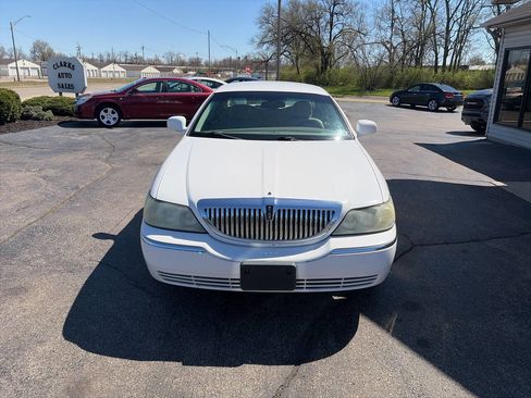Used 2004 Lincoln Town Car Signature image 7