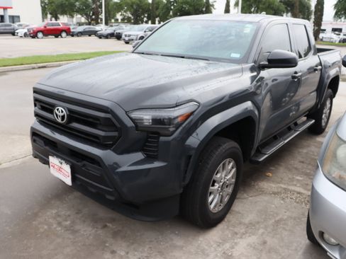 Used 2025 Toyota Tacoma SR AWD/4WD image 3