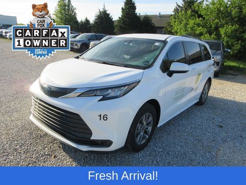 Used 2022 Toyota Sienna LE FWD image 1