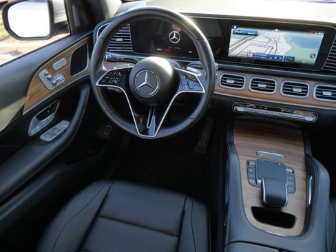 Used 2025 Mercedes-Benz GLE 350 4MATIC w/ Driver Assistance Package image 9