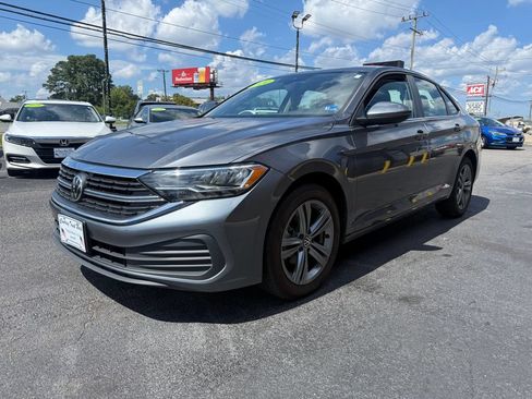 Used 2024 Volkswagen Jetta SE FWD image 3