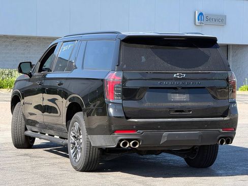 Used 2025 Chevrolet Suburban Z71 AWD/4WD image 2