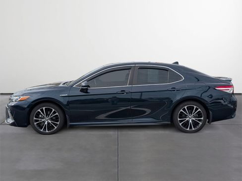 Used 2020 Toyota Camry SE image 3